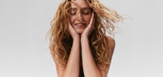 Summer Curly Hair Routine for Healthy, Hydrated Curls – OLAPLEX Inc.